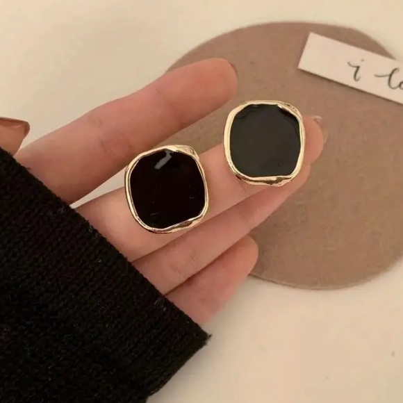 NWT Black Square Stud Earrings - Picture 5 of 8